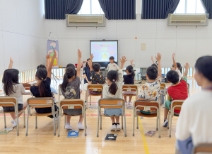 座間市 児童ホーム おなか元気教室 クイズの様子