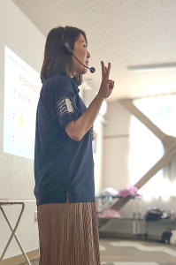 学童保育 おなか元気教室 おなかの仕組みを話す様子