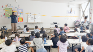 学童保育 おなか元気教室 小腸の模型を広げる様子
