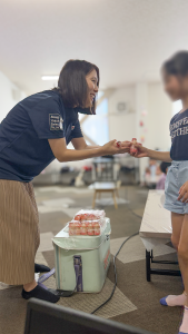 参加児童にヤクルトをプレゼントする様子