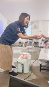 参加児童にヤクルトをプレゼントする様子