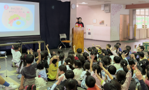 みどり幼稚園 おなか元気教室 紙芝居の様子